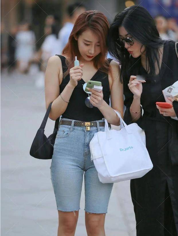 黑色|黑色V领上衣搭配牛仔短裤，养眼好看，适合黄皮肤的女生