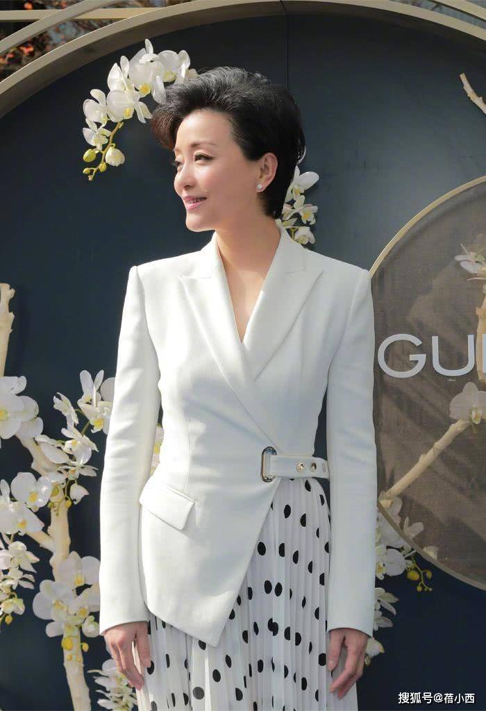 职场|杨澜穿衣从不“装嫩”，穿黑西装内搭白衬衫，骨子里透着高级感