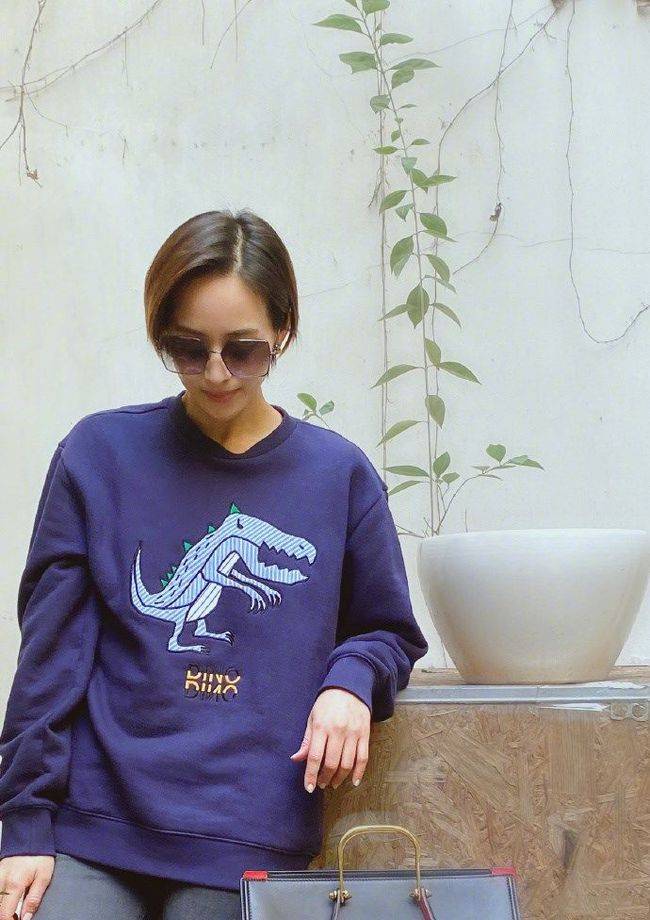 女神|张钧甯休闲装扮，耍酷卖萌吸睛，卫衣图案好霸气气场十足！