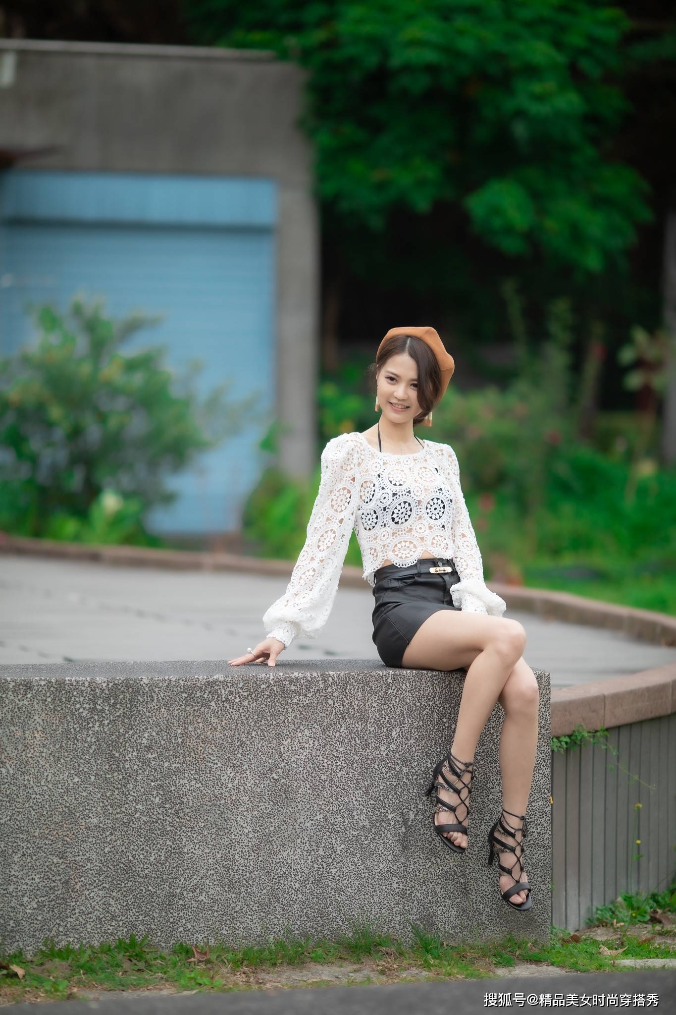 风韵|白色钩花蕾丝罩衫搭配西装短裤裙，惊艳绝伦，诠释靓女风韵