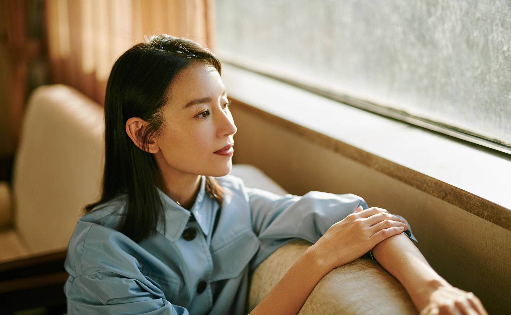 女神|越简单越优雅！董洁现身机场无人陪，40岁穿“黑卡配”太清纯