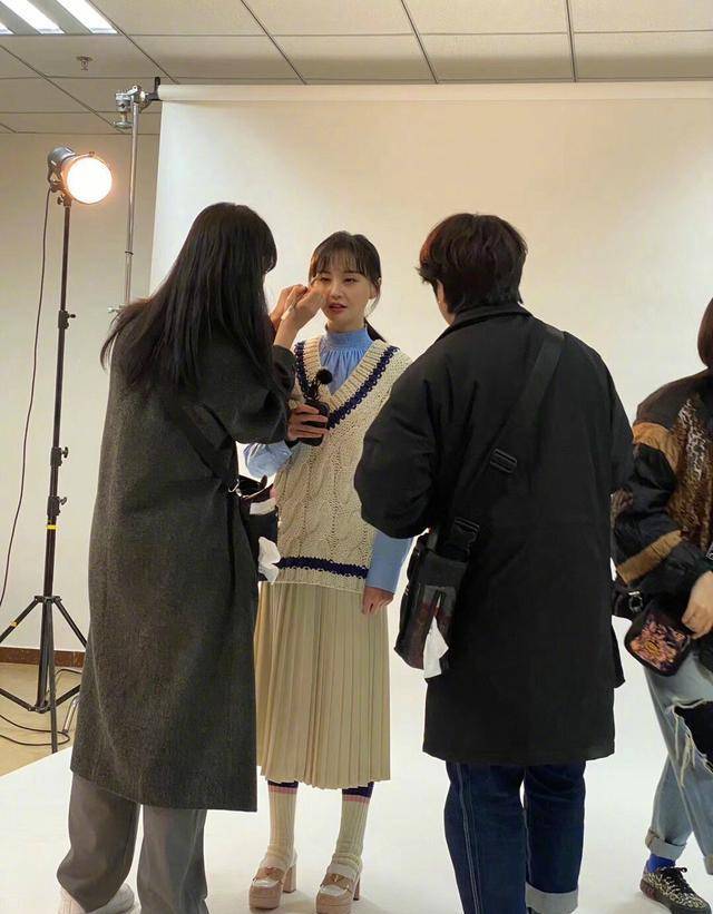 郑爽录|郑爽录节目跟康辉同台,穿针织衫配褶皱裙,衣服不合适气质正相符