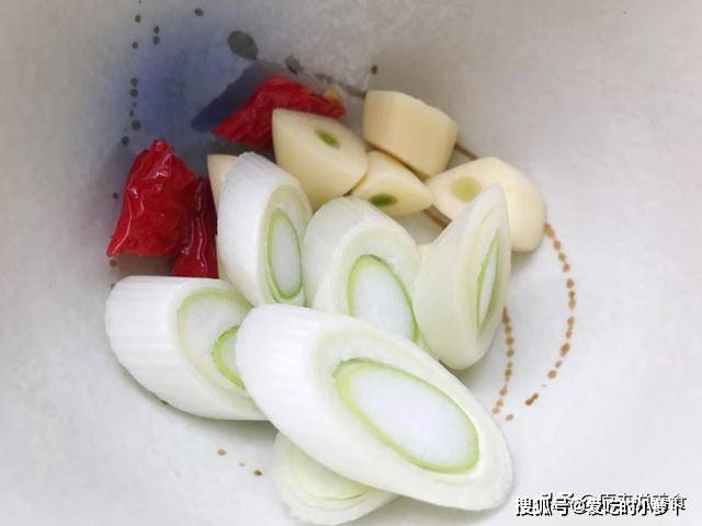 做法|五花肉烧豆角怎么做好吃？多出这一步，做出来不仅肥而不腻还好吃