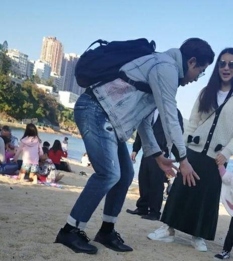 黑色|郭富城带小22岁娇妻玩,丈母娘针织衫一头大波浪,只比女婿小几岁