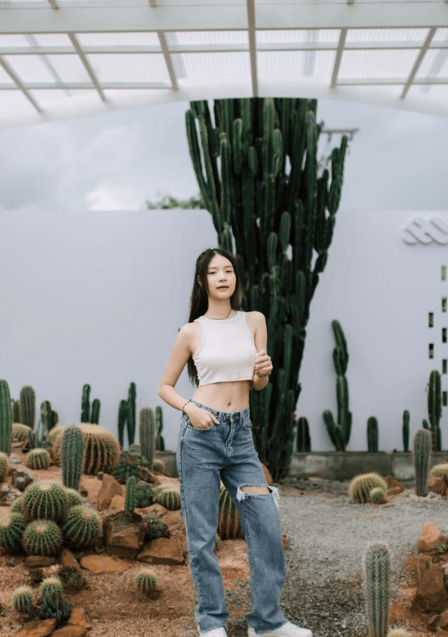 青春|对青春小姐姐来说，只需要露出纤细的小蛮腰，就可以很美很迷人