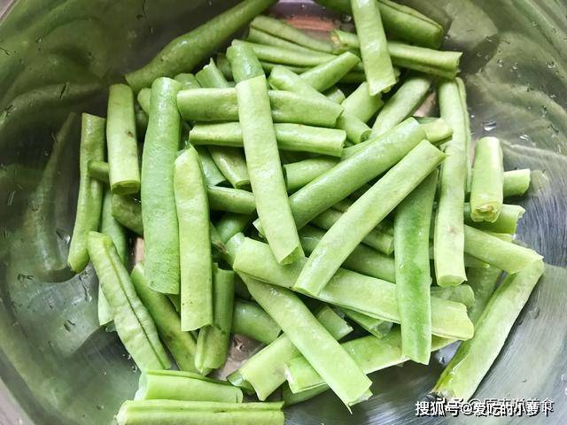 做法|五花肉烧豆角怎么做好吃？多出这一步，做出来不仅肥而不腻还好吃