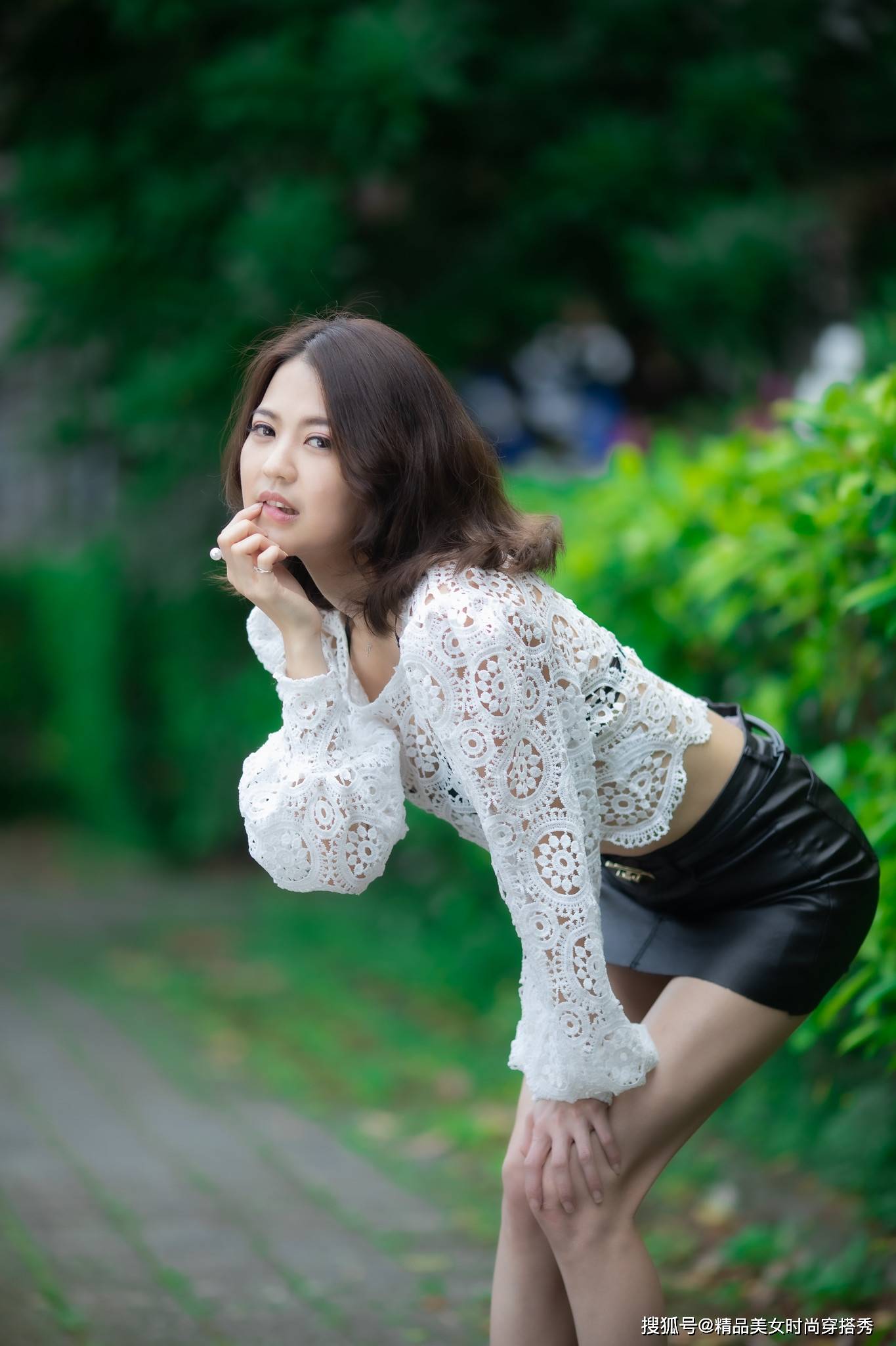 风韵|白色钩花蕾丝罩衫搭配西装短裤裙，惊艳绝伦，诠释靓女风韵