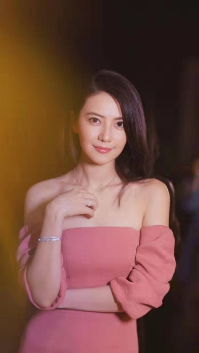 翻版|41岁高圆圆逆生长！穿蕾丝白裙女神范十足，爆料女儿像翻版赵又廷