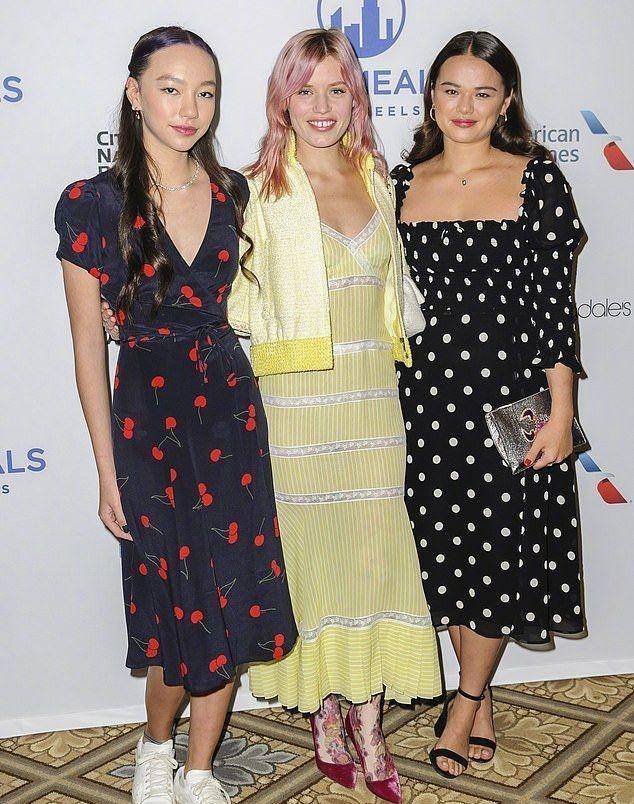 显得|邓文迪默多克罕见同框，一家四口合照没有丝毫尴尬，一般人做不到