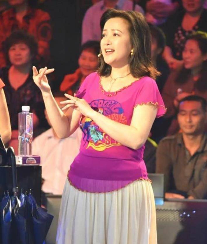 骨子里|57岁何晴胖得坦荡,穿紧身衣暴露“奶奶肚”,骨子里的自信真美