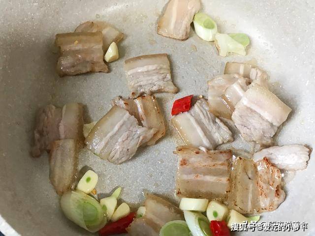 做法|五花肉烧豆角怎么做好吃？多出这一步，做出来不仅肥而不腻还好吃