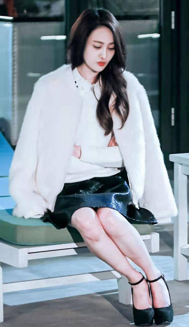 整体|郑爽现身机场，穿短裤配透明袜走路优雅，腿长却没肉暴露真实腿型