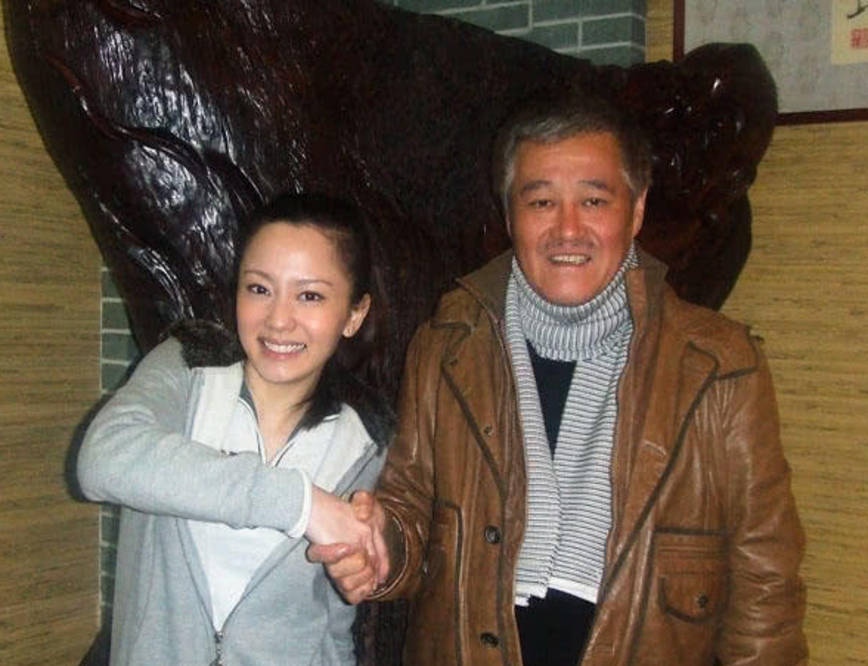 当然,不单单是孟真,多次和赵本山饰演夫妻,且身材火辣的关婷