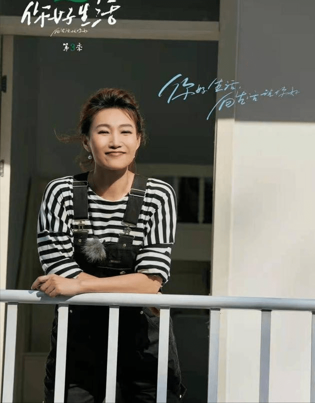 生活|44岁李梓萌生活中好酷,背带裤配条纹衫帅气随性,不结婚更洒脱
