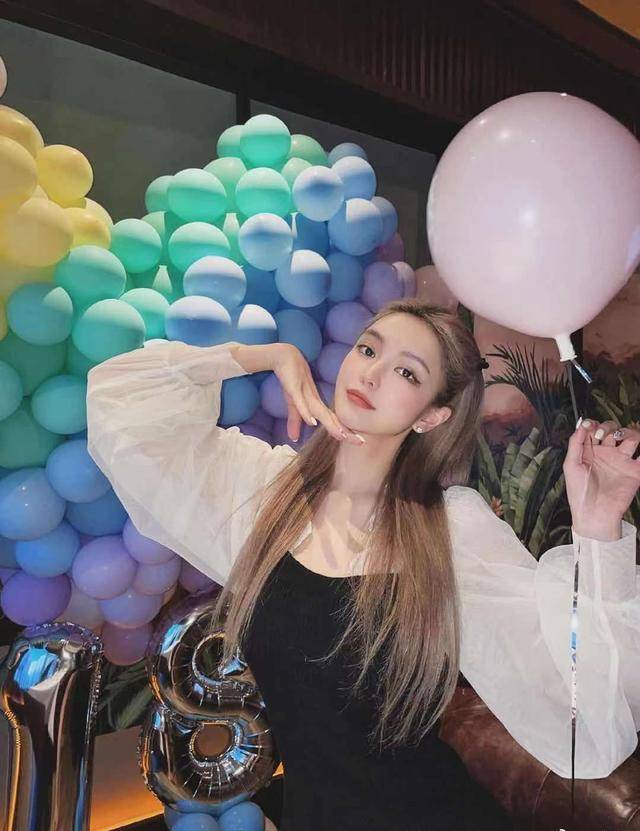灯笼|周扬青不愧“淘模界”的扛把子，名媛裙穿出纯欲风，大长腿更养眼