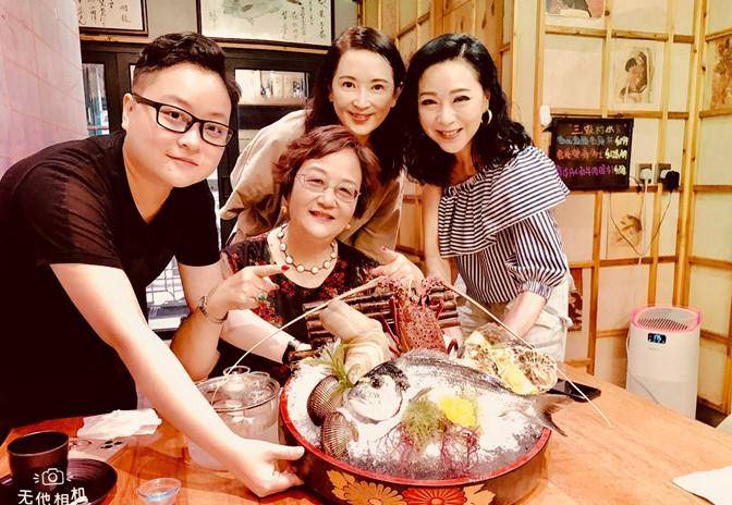 魅力|63岁“黄蓉”魏秋樺罕见参加阔太聚会，穿薄纱衣裙，老戏骨笑真甜