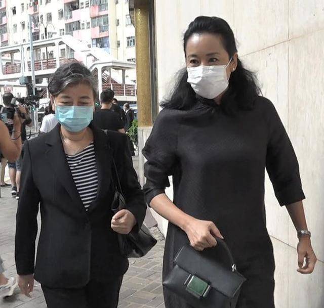 场合|郭晶晶“俩妈”同框!亲妈头发花西装搭T恤,婆婆额头饱满显大气