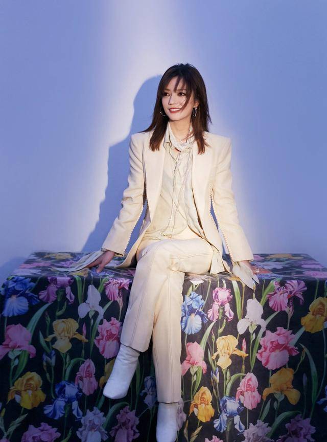 披肩|赵薇大儿子罕见晒正面照!20岁出头就是潮男,跟小四月长得都像爸