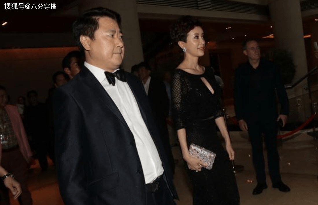 黑色|金巧巧虽是“大婶”年纪，穿黑色连衣裙成熟优雅，气质不输年轻人