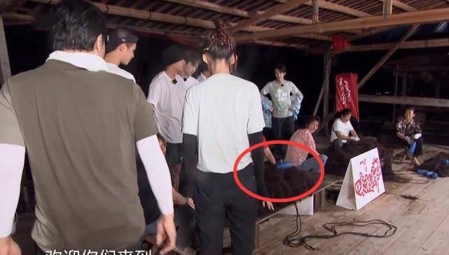 泥巴|李沁腿细还有“巴掌腰”,穿最小号裤子一直用手提,生怕往下滑