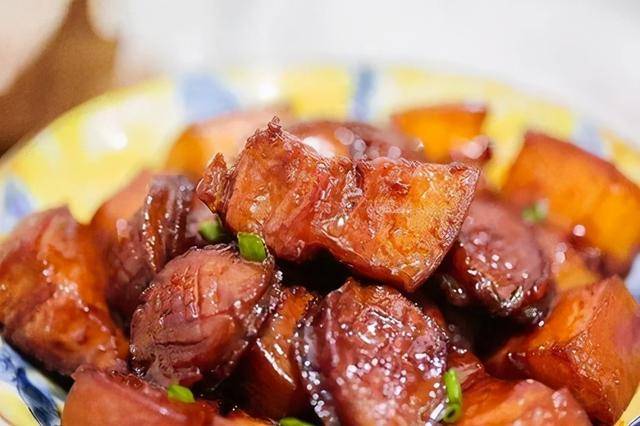 加入适量|红烧肉好吃有诀窍，教你做肉的正确做法与用料，红烧肉不好吃才怪