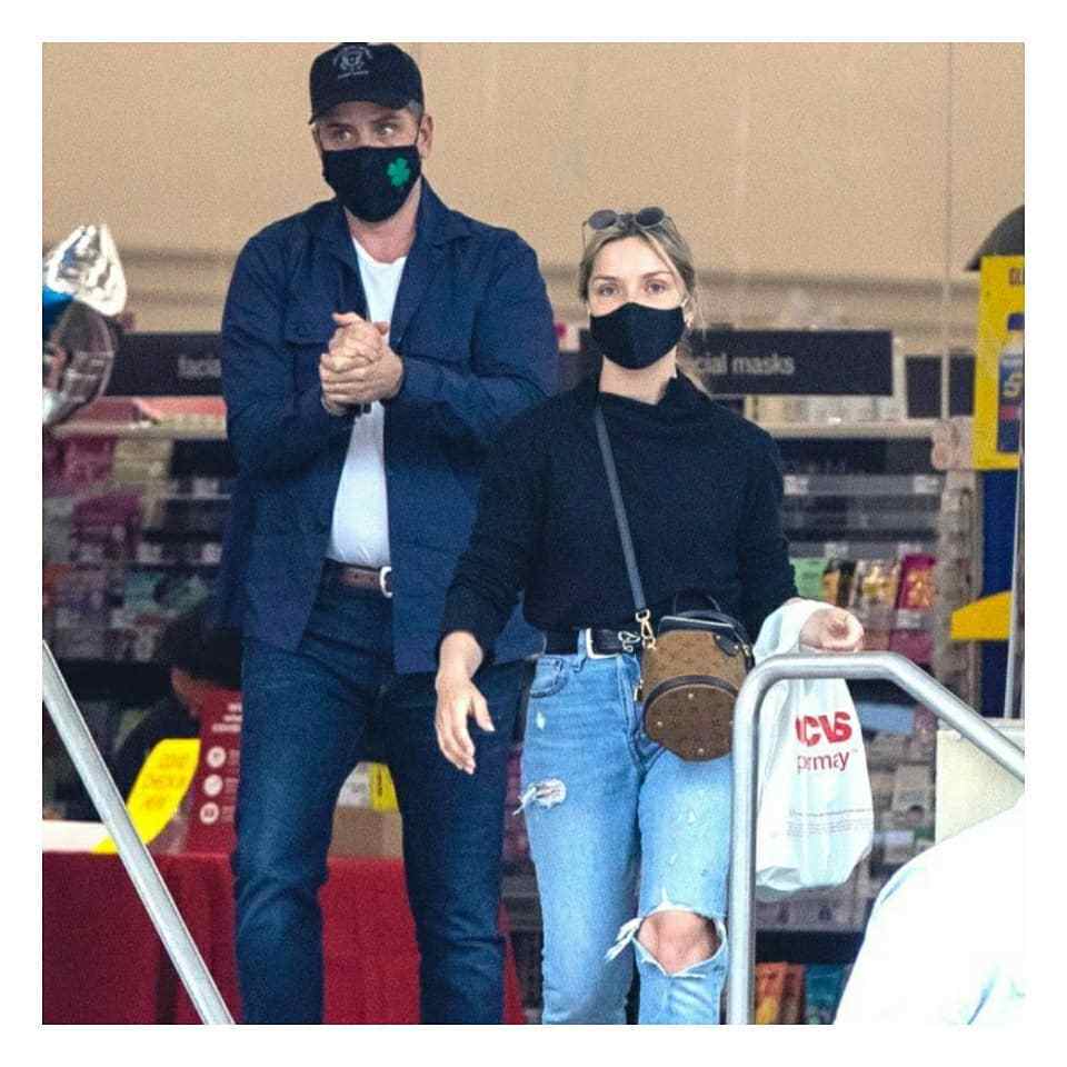 拜登|拜登次子携妻豪购,小17岁妻子满身大牌似女明星,1岁儿子超萌