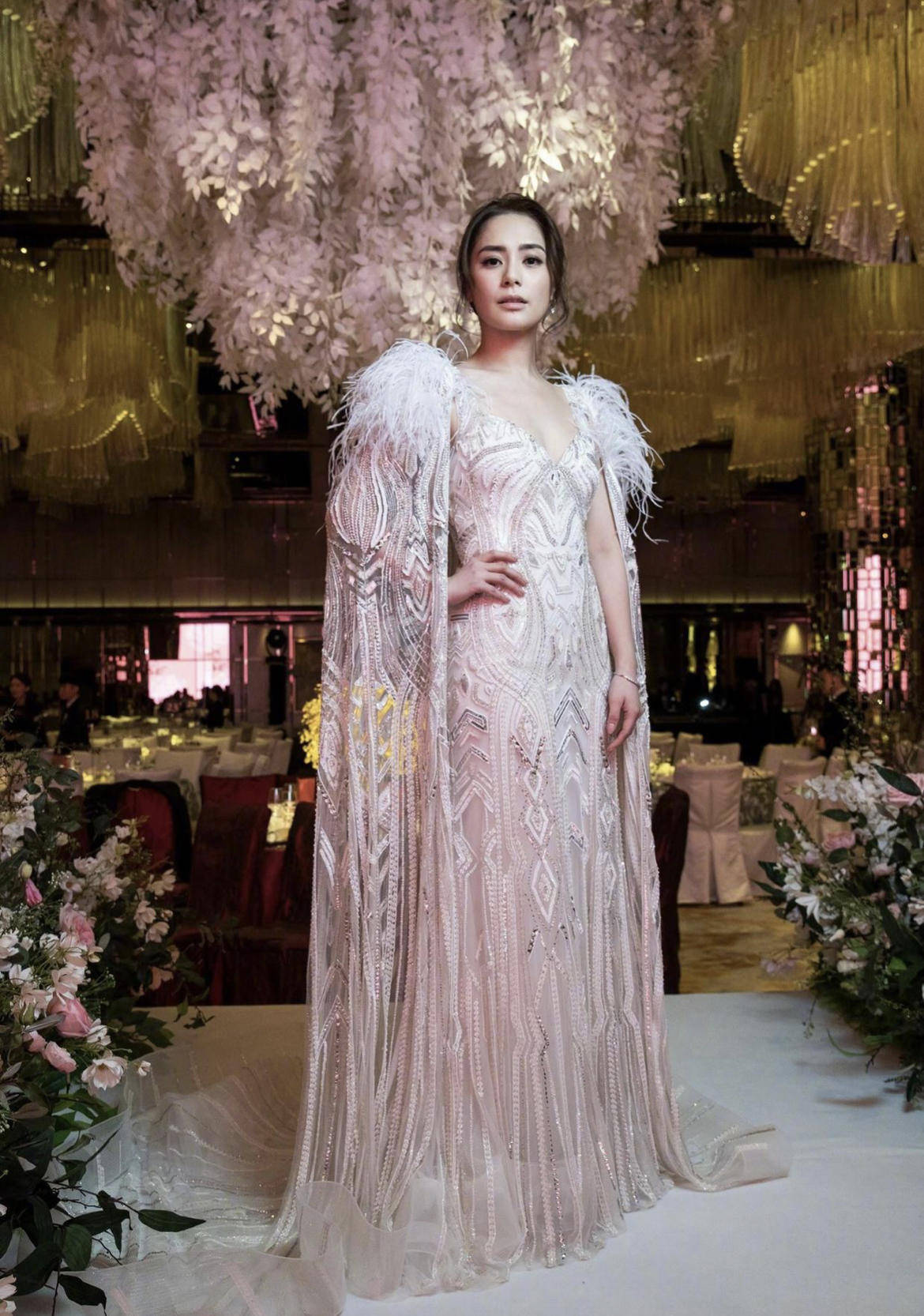 身材|阿Sa阿娇走机场气质全开!穿白色上衣搭配阔腿裤简约高级,超好看