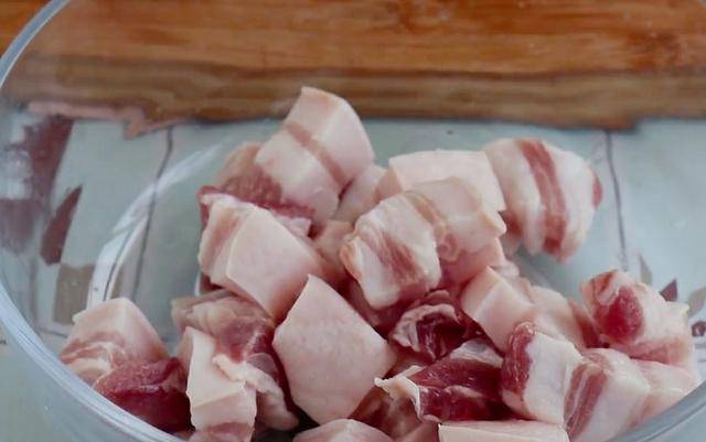 加入适量|红烧肉好吃有诀窍，教你做肉的正确做法与用料，红烧肉不好吃才怪