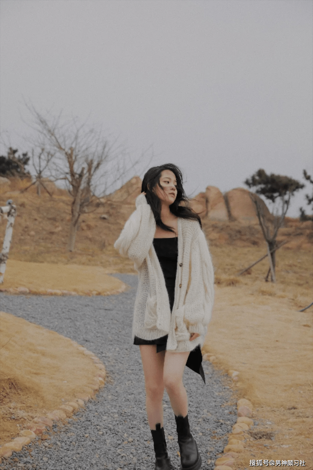 黑色|“社交风”小黑裙,到肩是优雅,到背是女皇!看明白了吗?