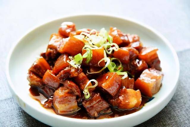 加入适量|红烧肉好吃有诀窍，教你做肉的正确做法与用料，红烧肉不好吃才怪