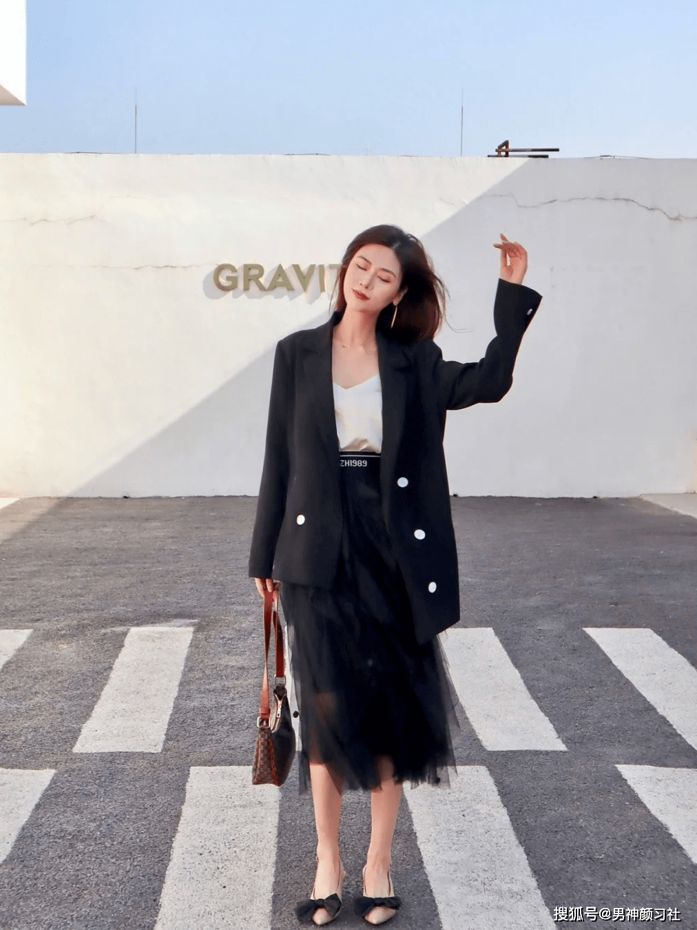 黑色|“社交风”小黑裙,到肩是优雅,到背是女皇!看明白了吗?