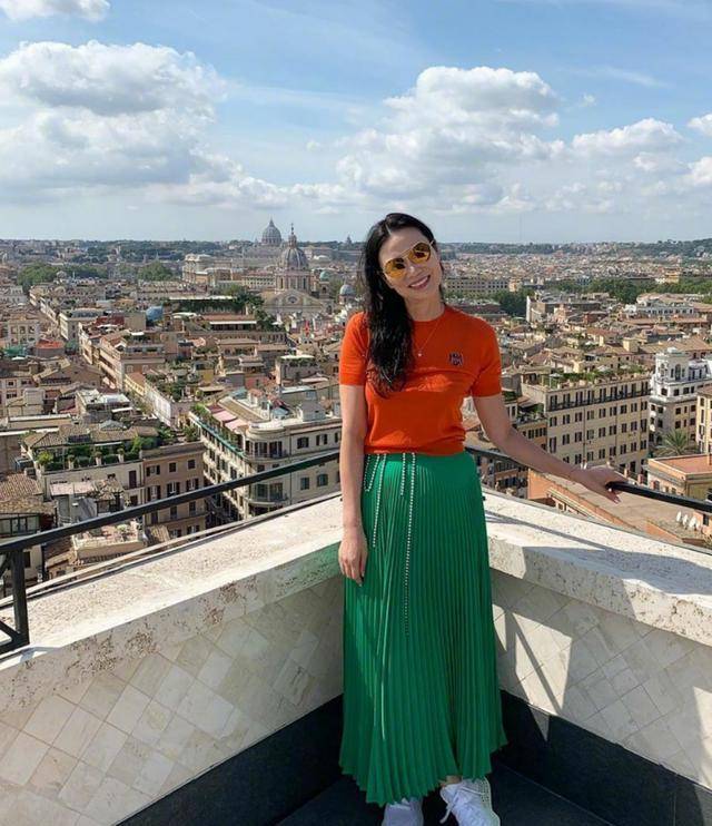 下半身|邓文迪晒泳衣照，终于get到她的美，这是51岁该有的腿吗？