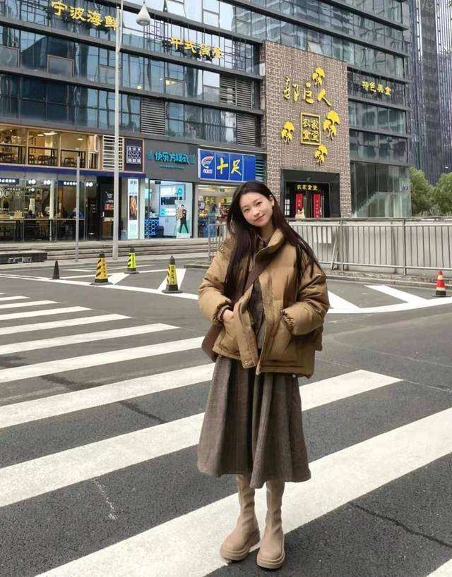 整体|羽绒服+连衣裙不要太少女！穿搭小白也能穿出时尚感！