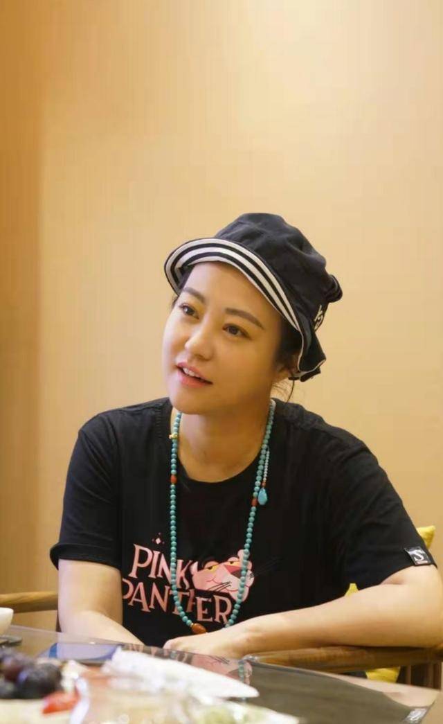 黑色|郝蕾单身后好清瘦，穿脏橘色连帽衫稳重大气，一旁张杰37岁似少年