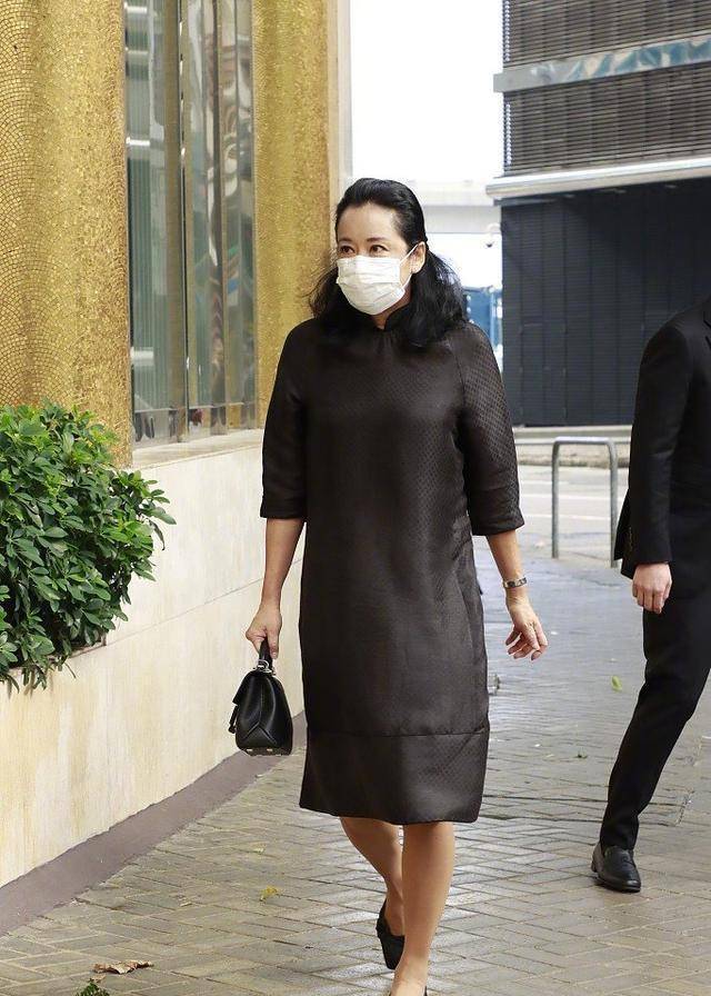 场合|郭晶晶“俩妈”同框!亲妈头发花西装搭T恤,婆婆额头饱满显大气