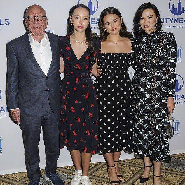 显得|邓文迪默多克罕见同框，一家四口合照没有丝毫尴尬，一般人做不到