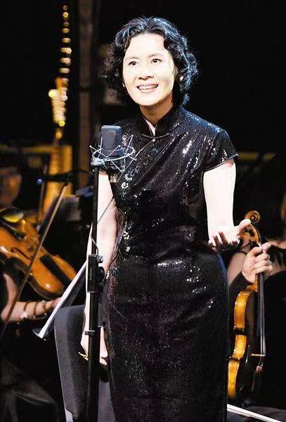 时尚|肖雄气质真好，穿黑色旗袍配短发优雅高贵，“奶奶鞋”暴露了年纪