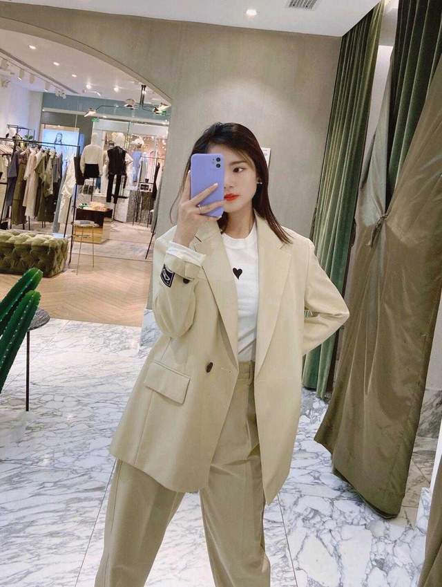 显得|小个子如何穿出“职场”范？一身灰色西服套装精致干练，显高显瘦