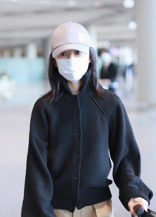 女神|越简单越优雅！董洁现身机场无人陪，40岁穿“黑卡配”太清纯
