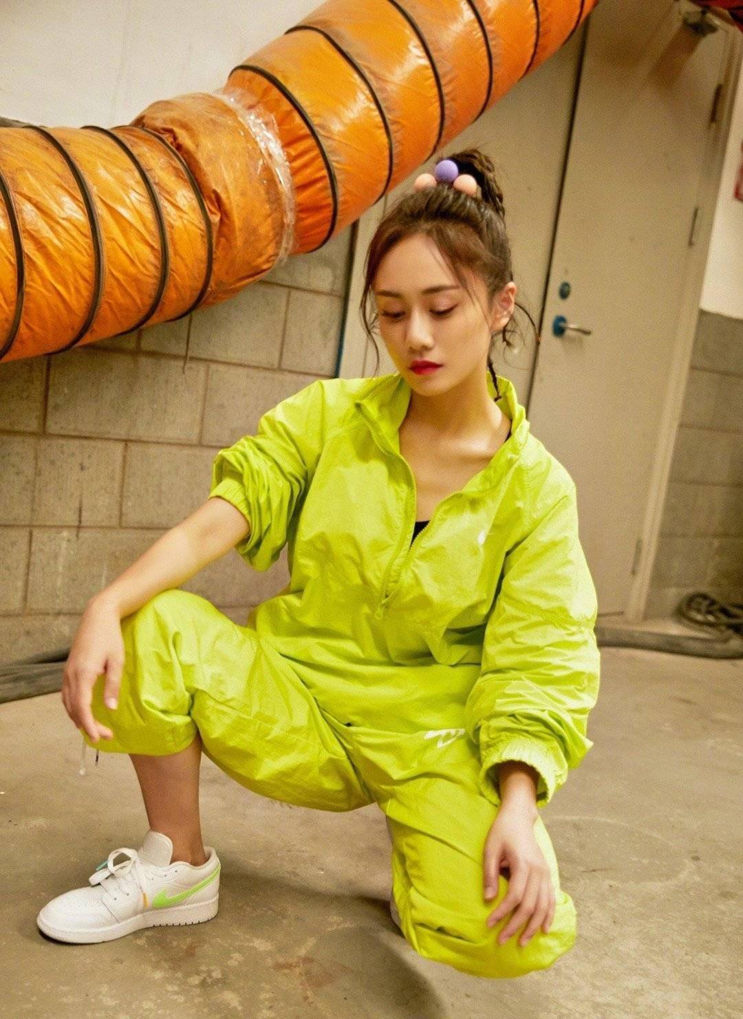 丈母娘|郑钧大9岁丈母娘太时髦！扎丸子头优雅淑女，62岁身材不输刘芸