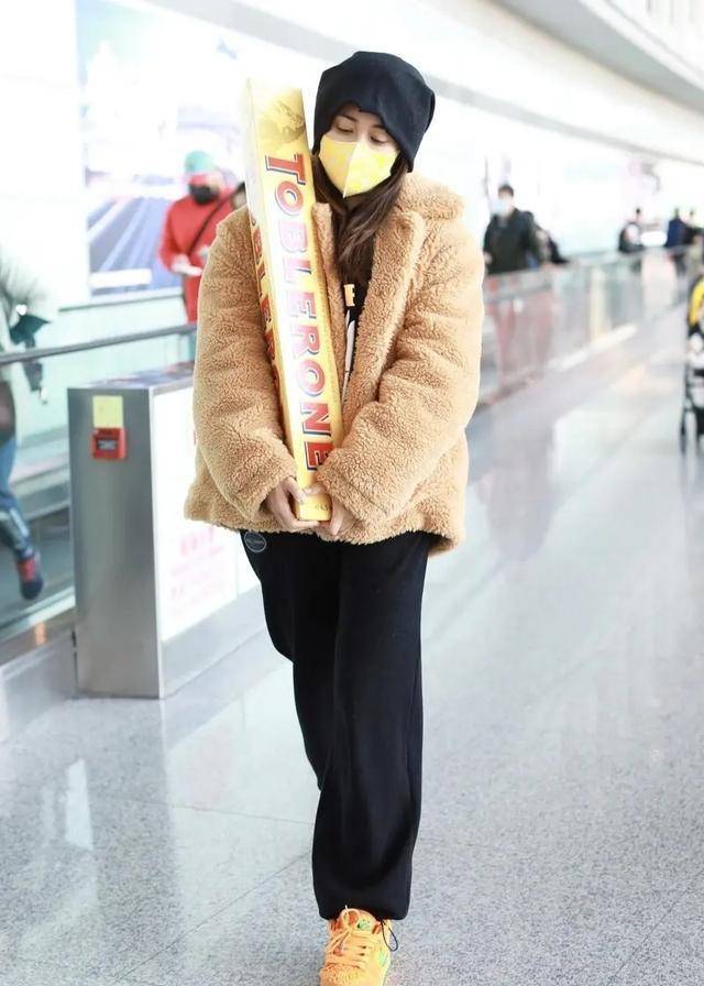 郑钧|郑钧老婆太幸福了!穿羊羔绒外套扛18斤巧克力,全世界只有2颗
