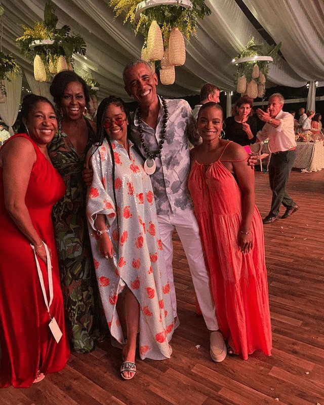 拜登|拜登次子携妻豪购,小17岁妻子满身大牌似女明星,1岁儿子超萌