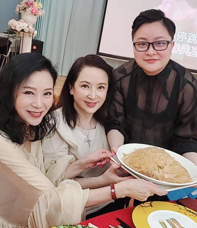 魅力|63岁“黄蓉”魏秋樺罕见参加阔太聚会，穿薄纱衣裙，老戏骨笑真甜