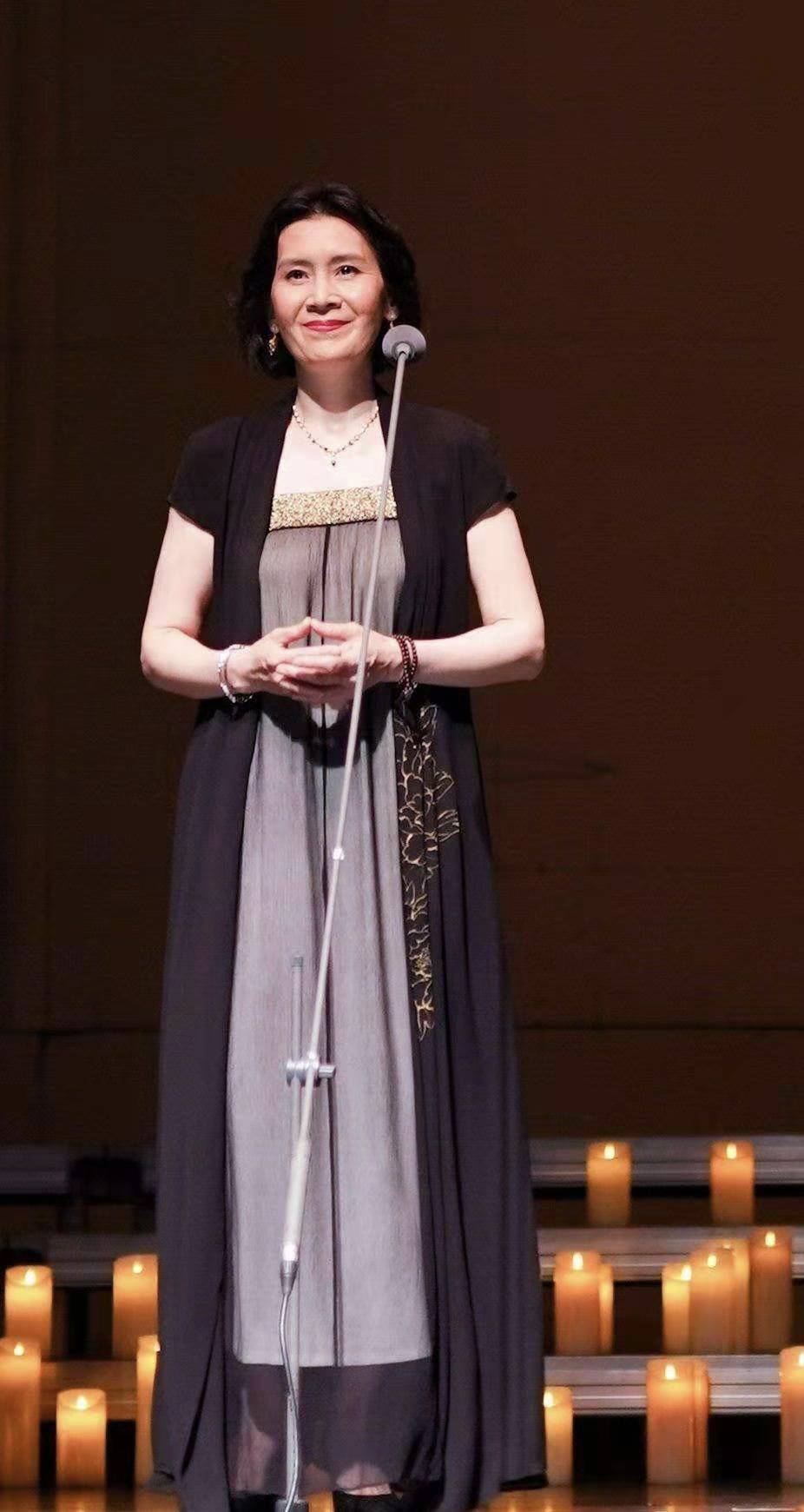 时尚|肖雄气质真好，穿黑色旗袍配短发优雅高贵，“奶奶鞋”暴露了年纪