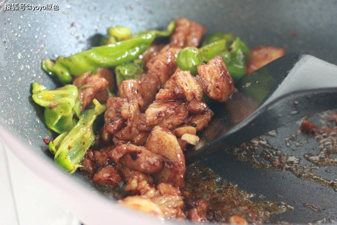 做法|五花肉和青椒先炒哪个？看看我的做法，连吃三天都不腻