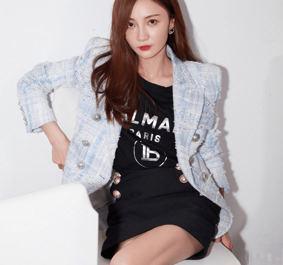 服装|姚笛的“病秧妆”看着没气色，暗黑的搭配更显憔悴，皮肤状态太差