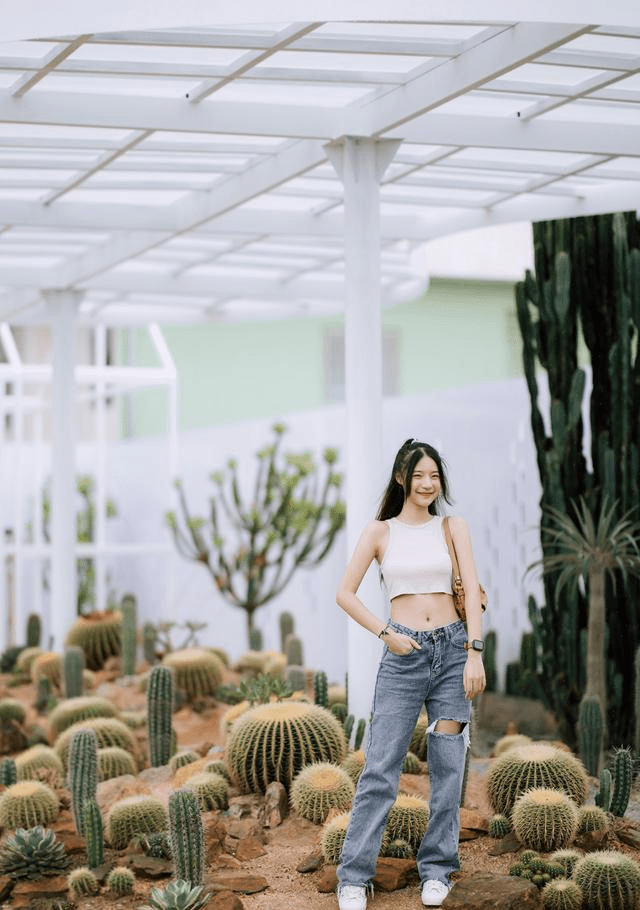 青春|对青春小姐姐来说，只需要露出纤细的小蛮腰，就可以很美很迷人