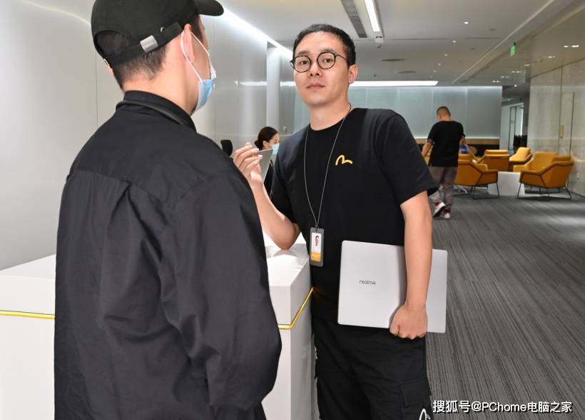 尺寸|realme Book真机谍照曝光 采用银色机身配色宽度约30cm