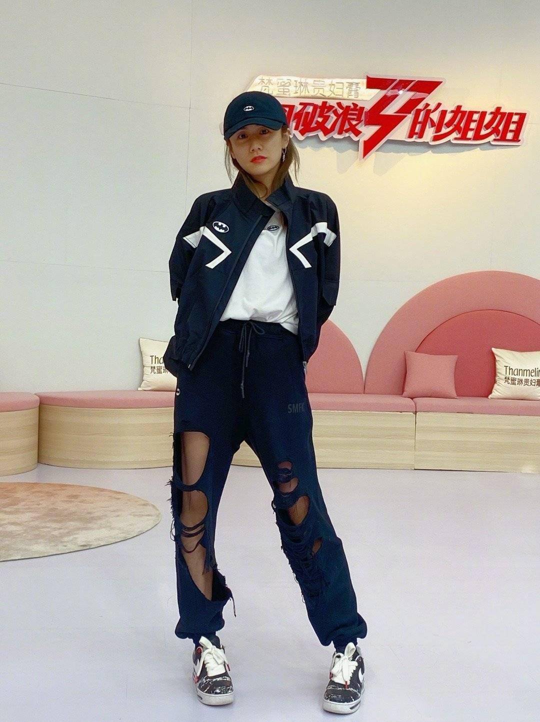 丈母娘|郑钧大9岁丈母娘太时髦！扎丸子头优雅淑女，62岁身材不输刘芸