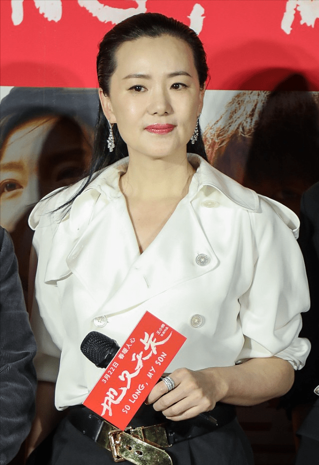 魅力|蒋雯丽虽然只大咏梅4岁,可是看脸差别挺明显,好在穿搭挺提气质